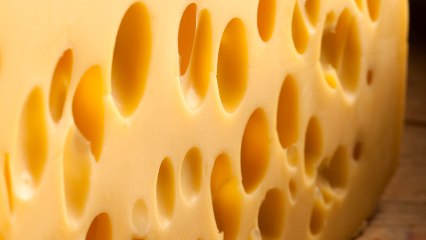 Pourquoi y a-t-il des trous dans le fromage ? Un mystère enfin résolu
