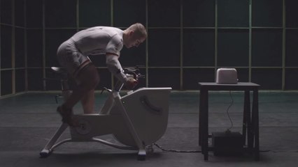 Un cycliste olympique tente de faire fonctionner un grille-pain rien qu'en pédalant