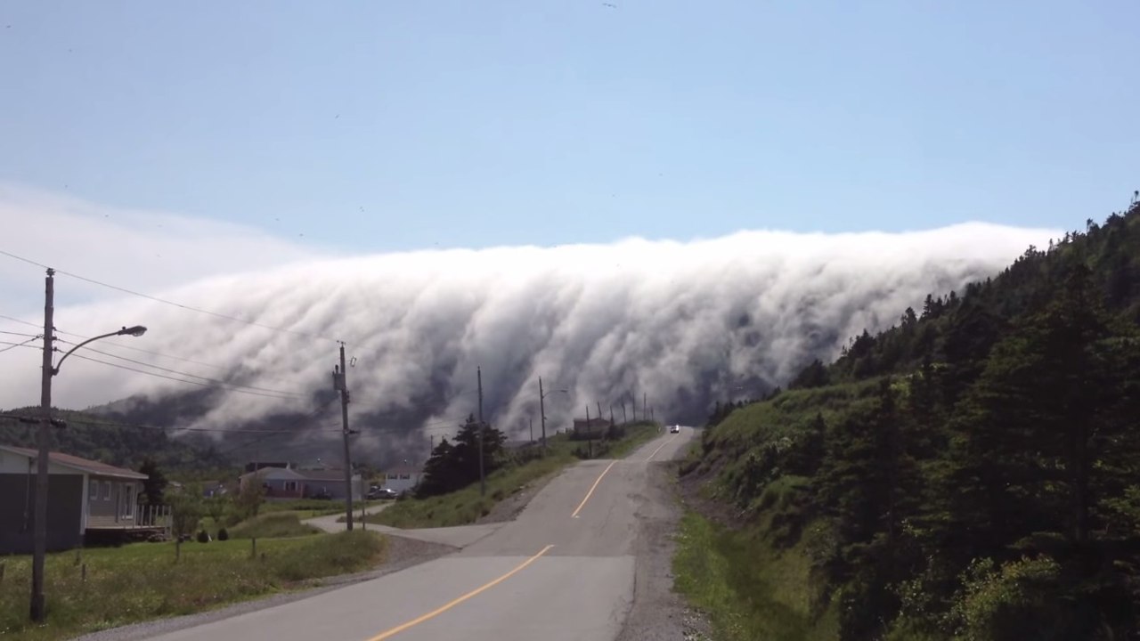 Un étrange brouillard coule du haut de ces montagnes comme une cascade