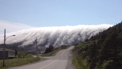 Un étrange brouillard coule du haut de ces montagnes comme une cascade