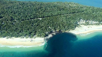 Un trou géant engloutit un terrain de camping sur une plage australienne