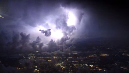 Un spectaculaire orage immortalisé par le passager d'un avion en plein vol