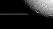 Survolez Dioné, la lune de Saturne, grâce aux fantastiques images prises par Cassini