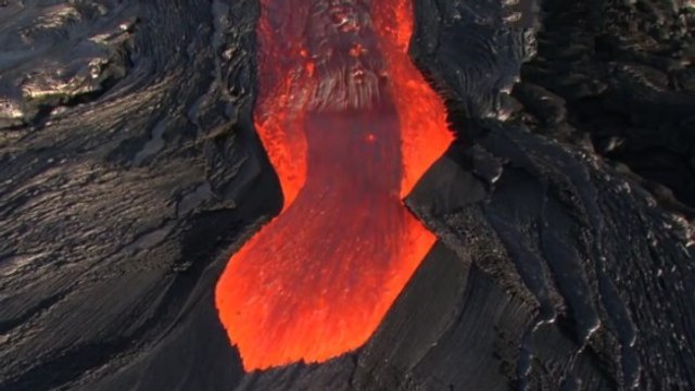 La spectaculaire coulée de lave du volcan Kilauea filmée depuis le ciel