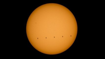 Une image spectaculaire du passage de l'ISS juste devant le Soleil