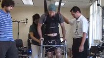 Un jeune paraplégique parvient à remarcher grâce à un dispositif relié à son cerveau