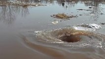 Cet énorme tourbillon filmé en Lettonie engloutit tout autour de lui