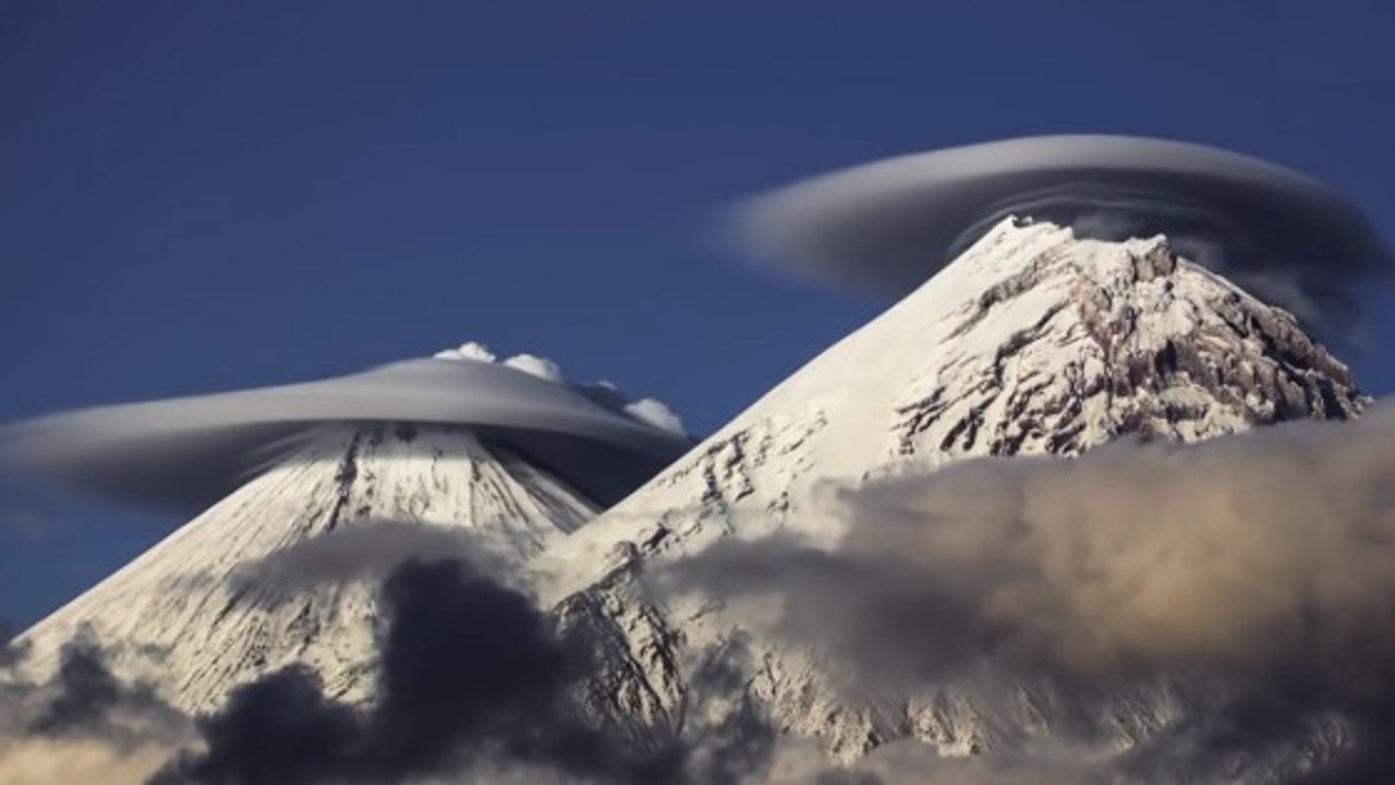 D'extraordinaires nuages apparaissent au-dessus de volcans en Russie