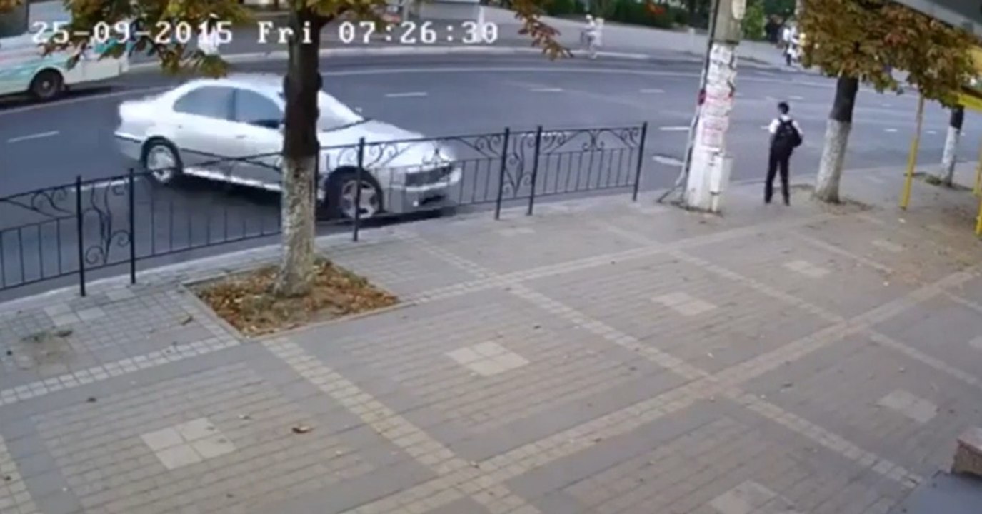 Glück im Unglück: Er entkommt nur knapp einem Zusammenprall mit einem Auto