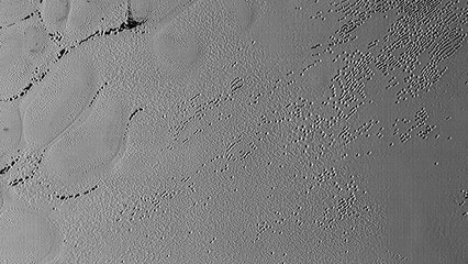 De nouvelles images de Pluton révèlent de mystérieux trous à sa surface