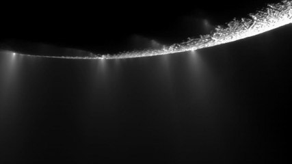 La sonde Cassini traverse l'un des immenses geysers d'Encelade