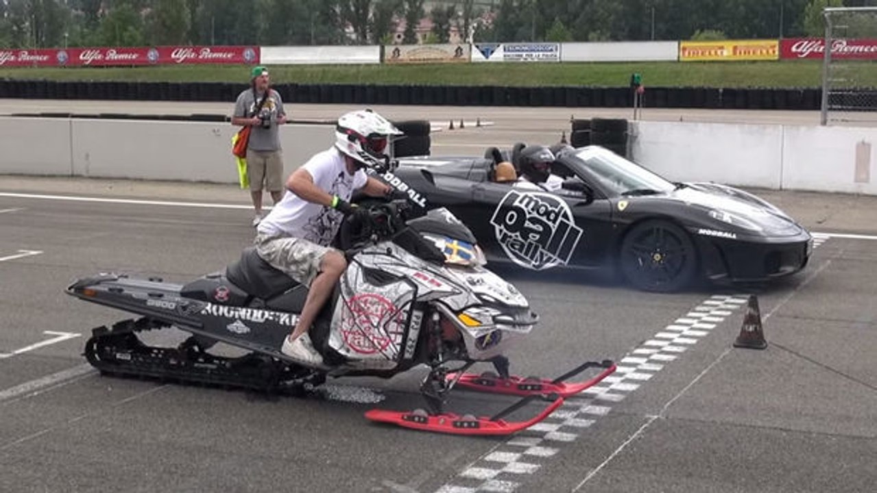 Verblüffendes Rennen zwischen einem Ferrari 458, einer F430 Spider und einem… Schneemobil