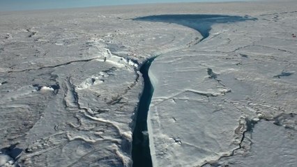 Descargar video: La fonte des glaces du Groenland révélée par les spectaculaires images d'un drone