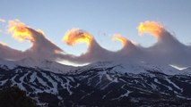 D'étonnantes vagues de nuage aperçues au-dessus des monts du Colorado