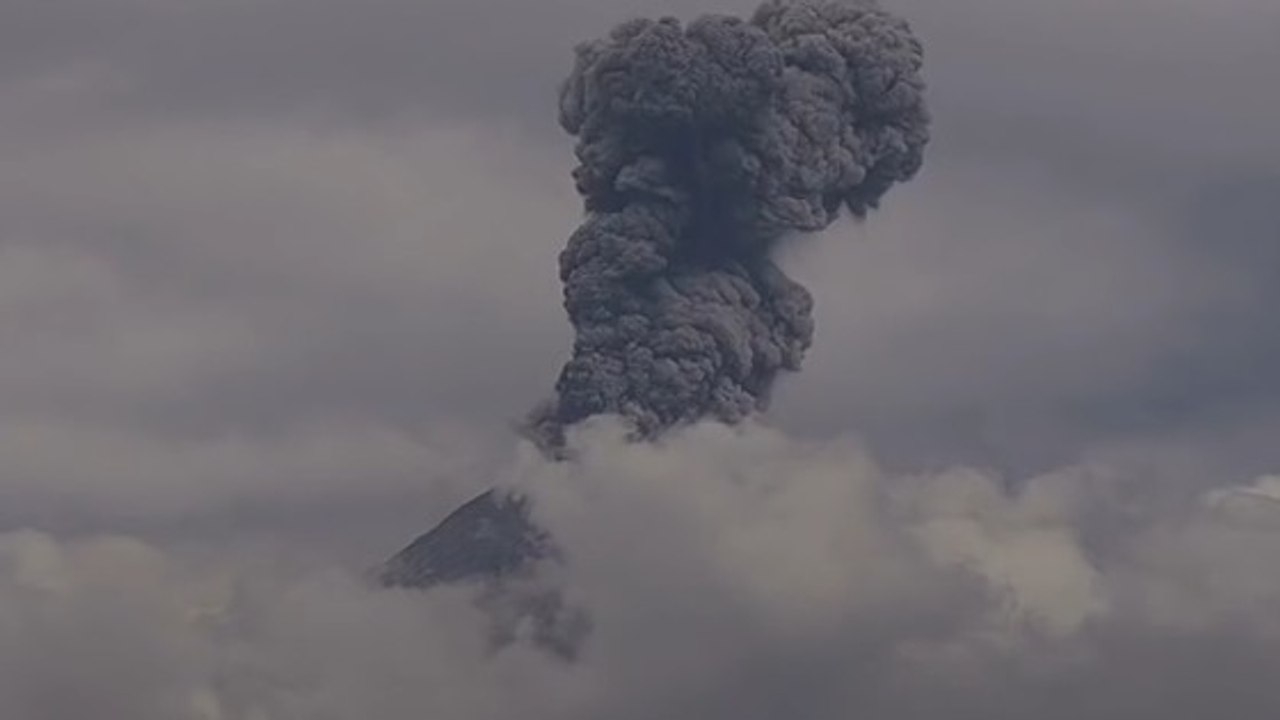 Le volcan Colima expulse un spectaculaire nuage de cendres dans le ciel du Mexique