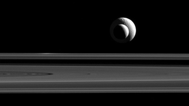 Cassini livre une photo exceptionnelle de deux lunes de Saturne
