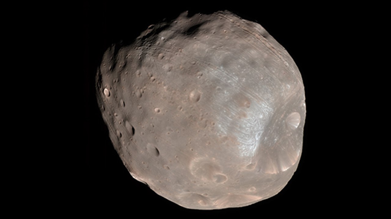 Phobos, l'une des lunes de Mars est en train de...