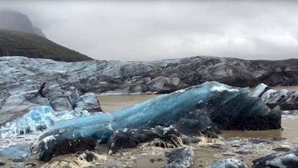Un touriste filme l'impressionnante rupture d’un iceberg en Islande