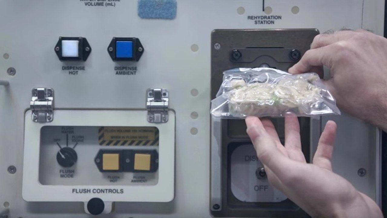 Comment les astronautes de l’ISS préparent-ils leur repas ? Démonstration !