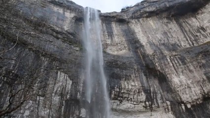 Une immense cascade asséchée depuis 200 ans se remet à couler en Angleterre