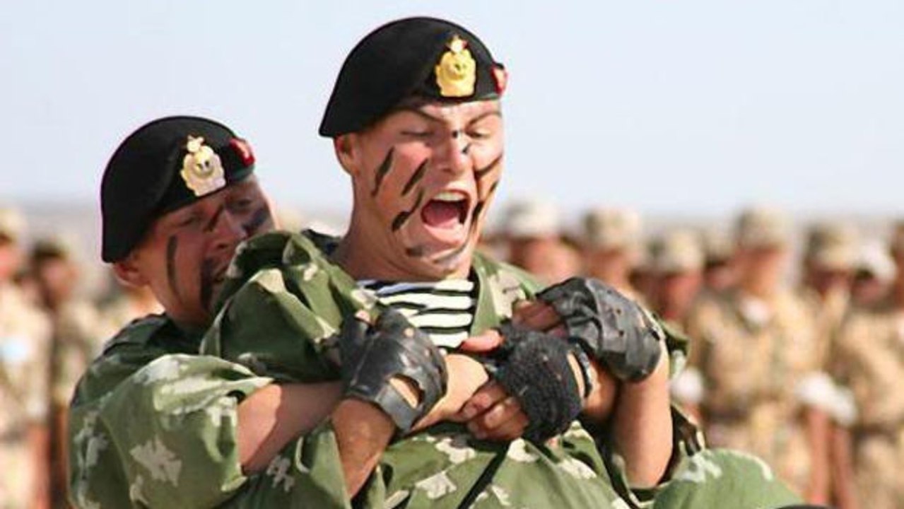 Beeindruckende Kampfsport-Demonstration eines russischen Spezialeinsatzkommandos