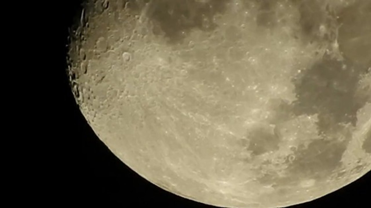 D'époustouflantes images de la Lune filmée dans ses moindres détails par un amateur