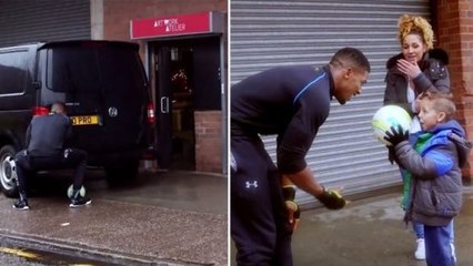 Anthony Joshua: Der Boxweltmeister hebt ein Auto hoch, um einem Kind zu helfen