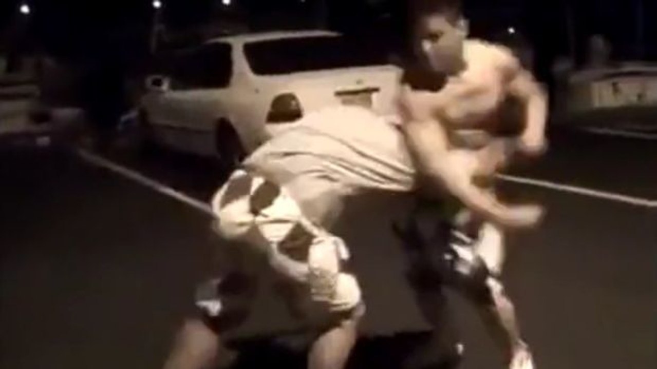 Im Streit zeigen zwei Jiu-Jitsu-Experten auf einem Parkplatz, was sie können!