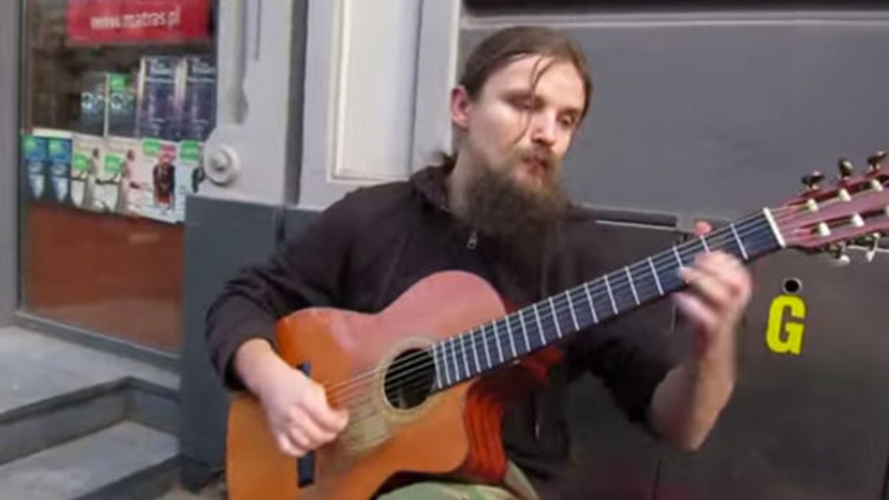Dieser Straßenmusiker bietet den Passanten eine unglaubliche Show