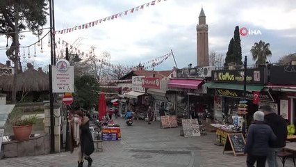 Antalya'da doğuştan elleri olmayan esnafın ayaklarıyla yaptıkları görenleri şaşırtıyor- Ayaklarıyla kahve yapıp içiyor, cep telefonundan...