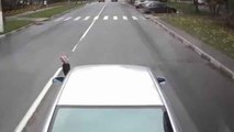 Autofahrer zeigt einem LKW-Fahrer den Stinkefinger und wird es schnell bereuen