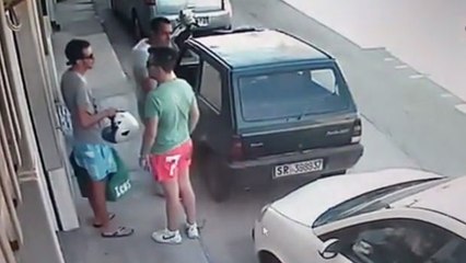 Er verrückt sein Auto mit bloßen Händen, um aus der Parklücke zu kommen