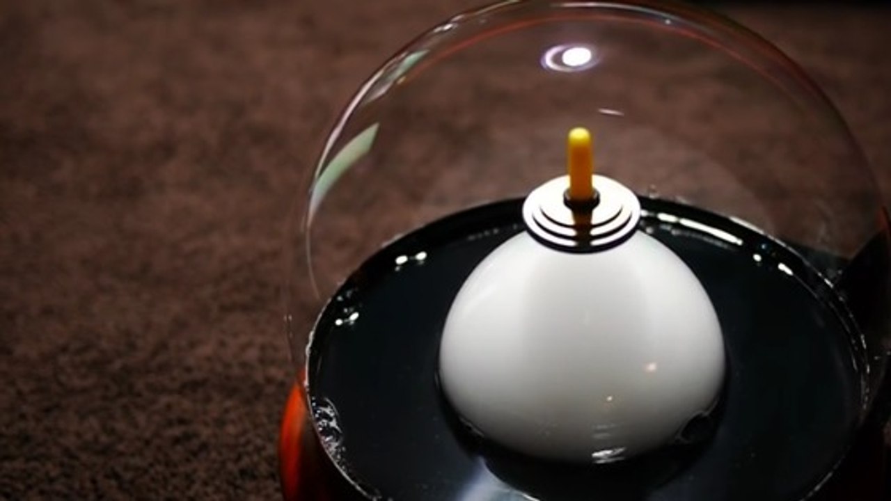 L'étonnante expérience de la toupie qui lévite au-dessus et dans une bulle