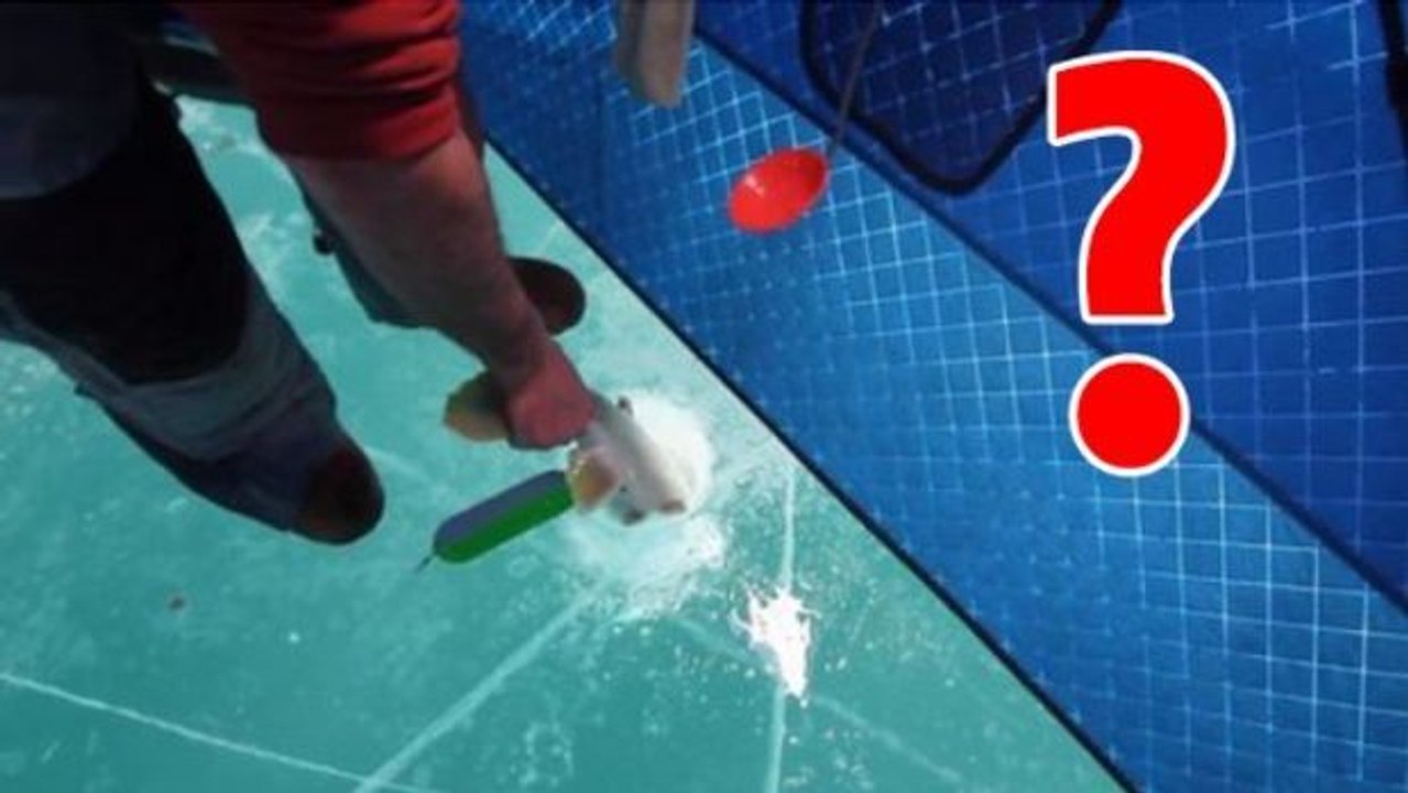 Bei der Angel-Tour auf einem zugefrorenen See rechnete dieser Mann nicht mit einem solchen Fang