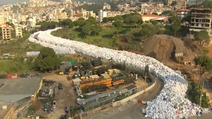 Une véritable rivière de détritus envahit les rues de Beyrouth