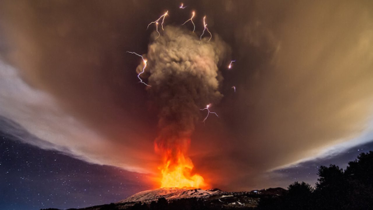 Un spectaculaire orage volcanique filmé en pleine éruption de l'Etna