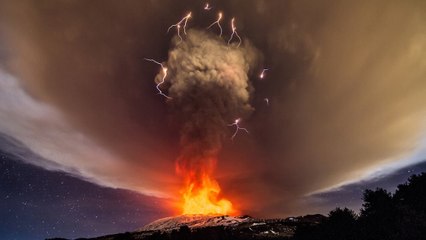 Un spectaculaire orage volcanique filmé en pleine éruption de l'Etna