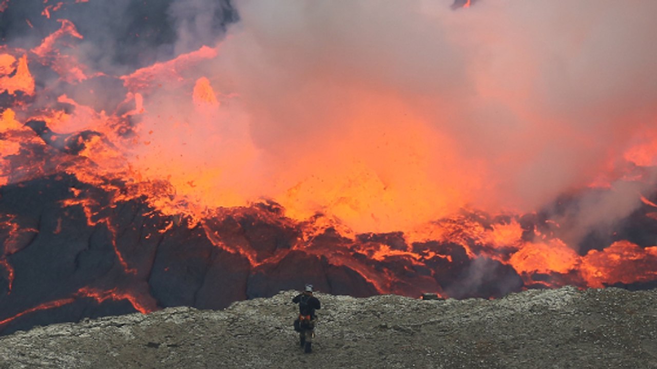Un aventurier capture des images incroyables du lac de lave du volcan Nyiragongo
