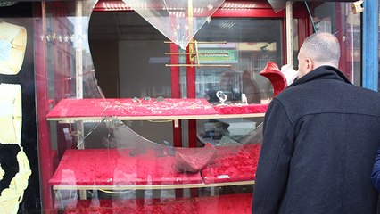 Kuyumcunun camını kırıp yarım kilo altın çaldılar