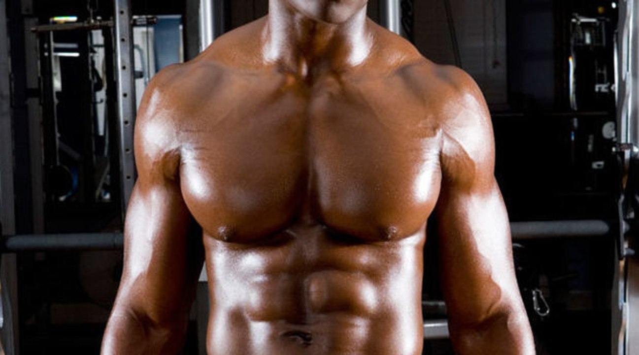 Brustmuskeln und Trizeps: Die perfekten vertikalen Liegestütze für harte Kerle