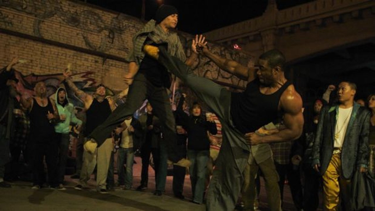 Michael Jai White kämpft gegen eine gesamte Gang in der berühmten Szene von 'Blood and Bone'