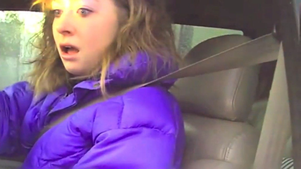 Sie wird von der Polizei angehalten, aber nicht aus dem Grund, an den sie dachte