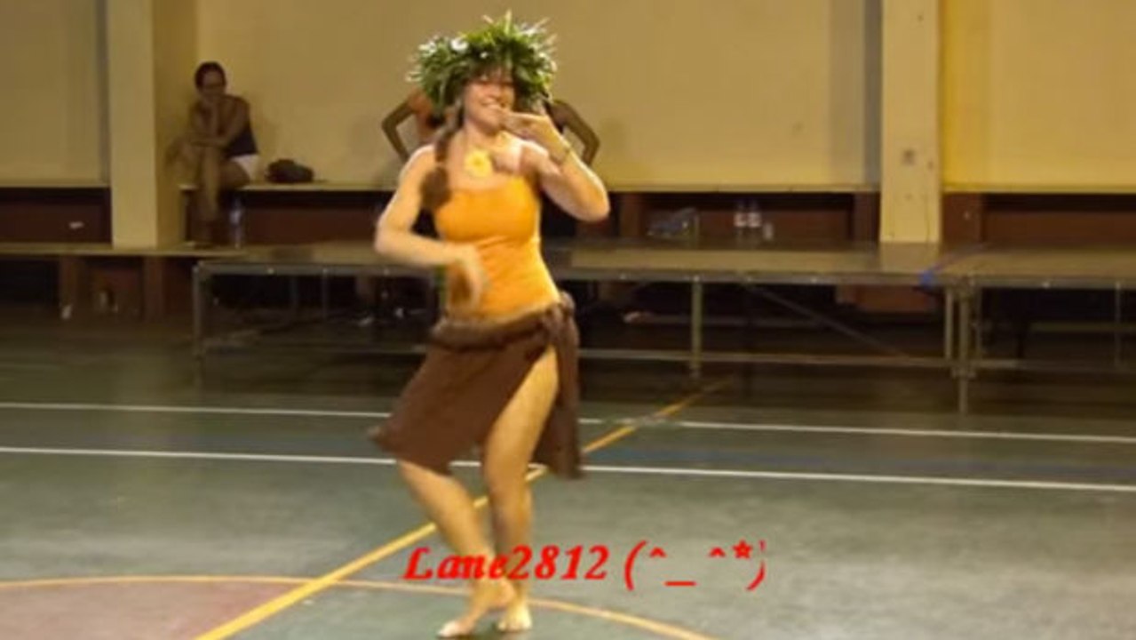 Tänzerin beeindruckt mit unglaublichem Hüftschwung