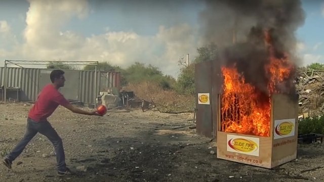 Ces balles magiques sont capables d'éteindre un feu en quelques secondes