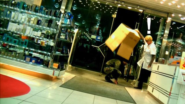 Metal Gear Solid : déguisé en Snake, il s'infiltre pour surprendre les passants dans la rue !