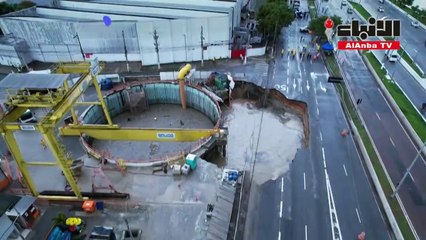 حفرة وسط الطريق في البرازيل جراء انهيار في موقع بناء مترو