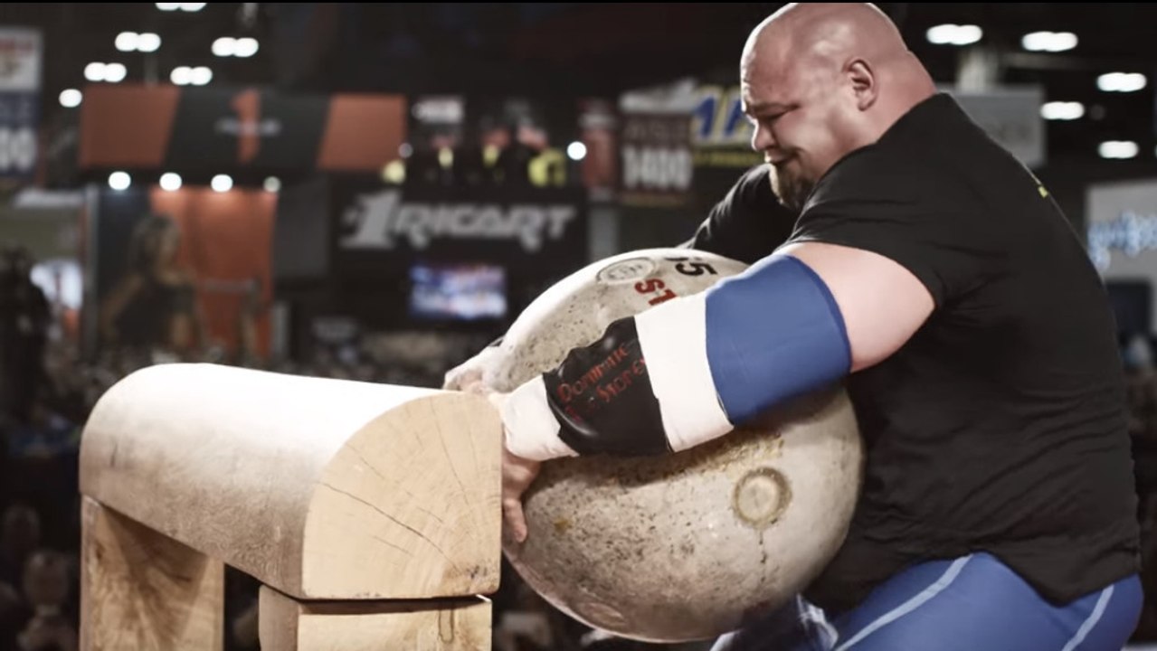 Brian Shaw bricht den Weltrekord im Atlas-Stones-Heben mit einem Gewicht von 252 Kilo