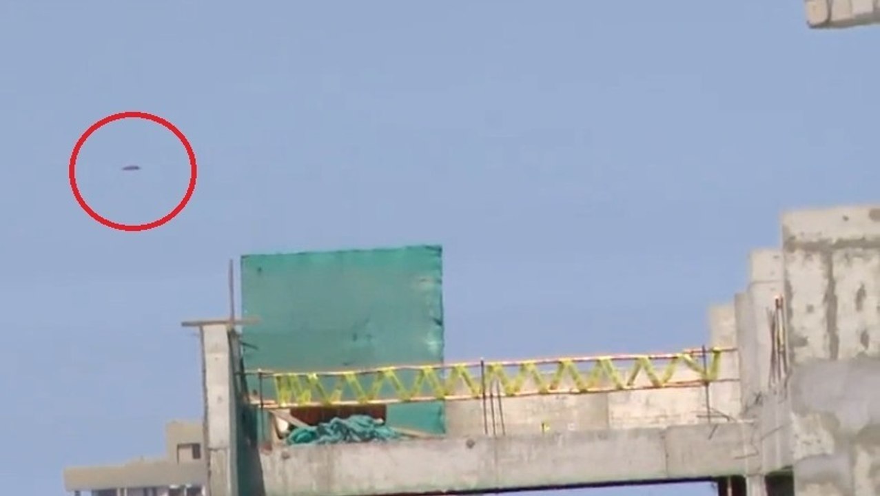 Eine Livesendung wird durch das Vorbeifliegen eines UFOS unterbrochen