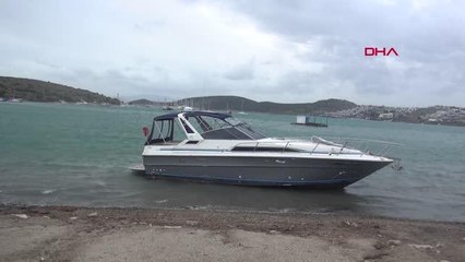 BODRUM'DA FIRTINA YAŞAMI OLUMSUZ ETKİLEDİ, TEKNELER BATTI