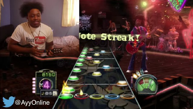 Il joue la chanson la plus dure sur Guitar Hero en mangeant des piments rouges !